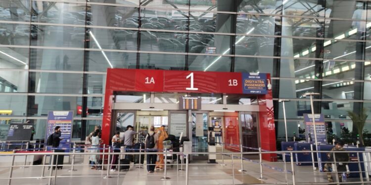 दिल्ली एयरपोर्ट की सालाना 13 करोड़ तक बढ़ाई जा सकती है पैसेंजर्स हैंडलिंग क्षमता, अधिकारी ने बताई ये पूरी बात