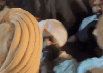 Punjab-Saras-Mela-Sufi-Singer-Satinder-Sartaj-Show-Ruckus-Police-And-Public-News| Ludhiana-Saras-Mela-Non-Harmful-Food-News | पंजाबी सिंगर सतिंदर सरताज के शो में SHO से हाथापाई: लुधियाना में धक्कामुक्की की, वर्दी पर हाथ डाला; बोला- तेरी फीतियां उतरवा दूंगा – Ludhiana News