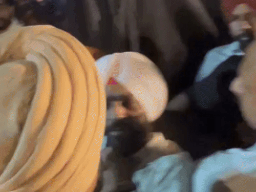 Punjab-Saras-Mela-Sufi-Singer-Satinder-Sartaj-Show-Ruckus-Police-And-Public-News| Ludhiana-Saras-Mela-Non-Harmful-Food-News | पंजाबी सिंगर सतिंदर सरताज के शो में SHO से हाथापाई: लुधियाना में धक्कामुक्की की, वर्दी पर हाथ डाला; बोला- तेरी फीतियां उतरवा दूंगा – Ludhiana News