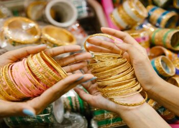 Gold Price Today:धनतेरस से पहले सोना फिर बना बब्बर शेर, कीमत ₹1,000 प्रति 10 ग्राम उछली, चांदी फिसली