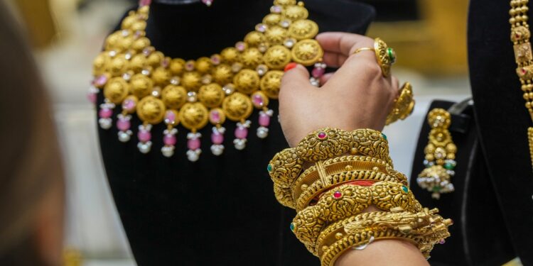 सोने-चांदी की कीमतों में आई गिरावट, MCX पर आज ये चल रहा दाम, जानें चार महानगरों का हाजिर भाव