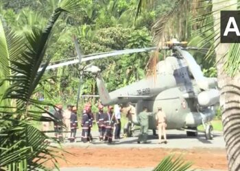 राष्ट्रपति द्रौपदी मुर्मू की सुरक्षा में लापरवाही, लैंड होते ही हेलीपैड में धंसा हेलीकॉप्टर का पहिया; सामने आया VIDEO