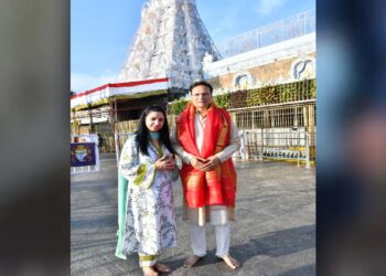 तिरुपति बालाजी मंदिर पहुंचे रजत शर्मा और रितु धवन, भगवान वेंकटेश्वर के किए दर्शन
