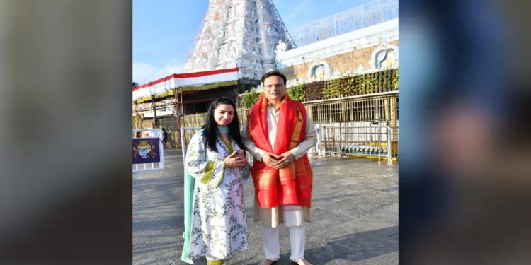 तिरुपति बालाजी मंदिर पहुंचे रजत शर्मा और रितु धवन, भगवान वेंकटेश्वर के किए दर्शन