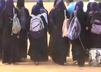 हिजाब पहनकर पहुंची छात्रा को स्कूल ने क्लास में एंट्री से रोका, विवाद बढ़ने पर दो दिन की छुट्टी घोषित