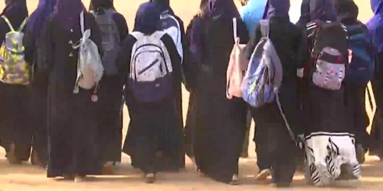 हिजाब पहनकर पहुंची छात्रा को स्कूल ने क्लास में एंट्री से रोका, विवाद बढ़ने पर दो दिन की छुट्टी घोषित