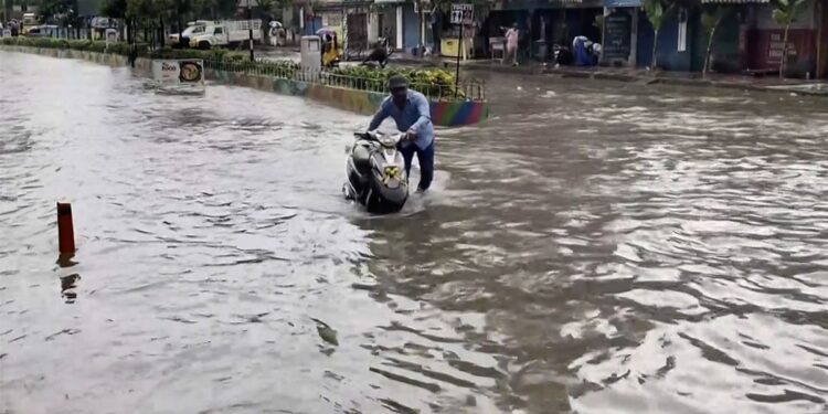 देश के इन हिस्सों में आ रहा साइक्लोन, IMD ने जारी किया भारी बारिश का रेड अलर्ट, यहां पर बढ़ेगी ठंड