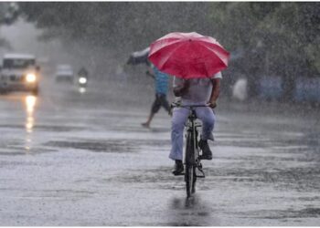 16 अक्टूबर का मौसमः बारिश बढ़ाएगी ठंड? 8 राज्यों में गरज और तेज हवाओं के साथ भारी बारिश की चेतावनी