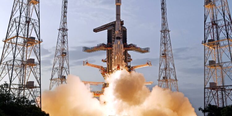 अंतरिक्ष छोड़िए, भारत अब चांद पर भेजेगा इंसान; ISRO चीफ ने बता दी पूरी टाइमलाइन