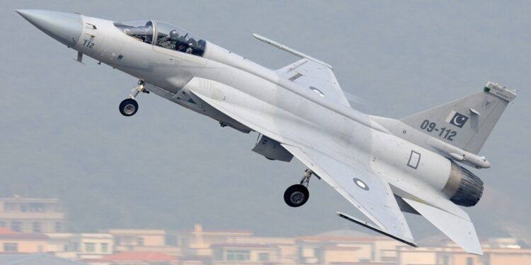 JF-17 इंजन विवाद: रूस-पाकिस्तान डील के दावों पर भारत में सियासी भूचाल, कांग्रेस-बीजेपी आमने-सामने