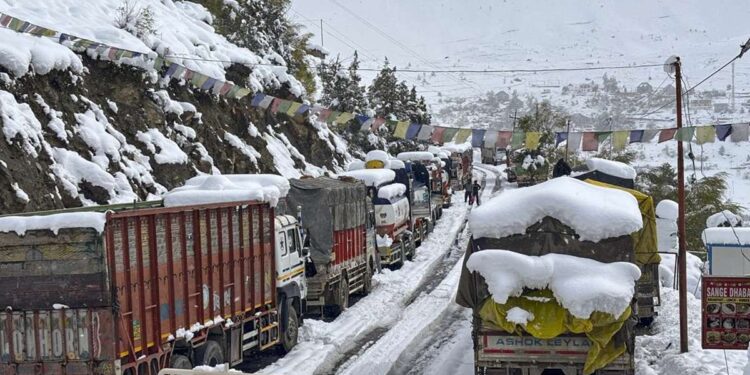 हिमाचल में बदला मौसम, इन जिलों में बारिश के साथ हुई बर्फबारी, बिछी सफेद चादर