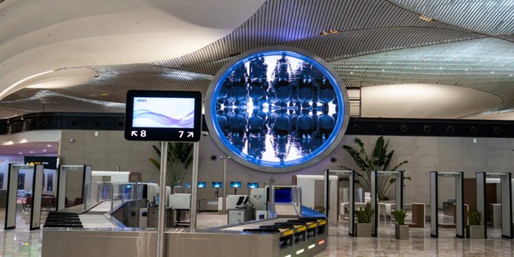 नवी मुंबई इंटरनेशनल एयरपोर्ट की क्षमता होगी विशाल, जानें कितने टर्मिनल होंगे और कितना लंबा है रनवे