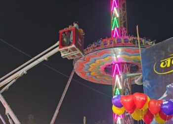 मेले में अचानक हवा में रुक गया झूला, घंटों तक फंसे रहे लोग, फायर ब्रिगेड की टीम ने क्रेन से बचाई जान-VIDEO