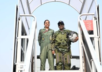 PAK का झूठ बेनकाब, ऑपरेशन सिंदूर के दौरान जिसे पकड़ने का किया था दावा, उस राफेल पायलट शिवांगी सिंह से मिलीं राष्ट्रपति मुर्मू