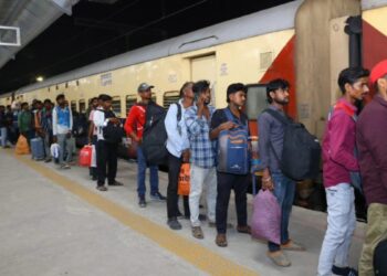 Festival Special Train: छठ और दिवाली में सफर होगा आरामदायक! सेंट्रल रेलवे ने शुरू की 1702 स्पेशल ट्रेनें, जानें टाइमिंग और टिकट बुकिंग की सारी डिटेल्स