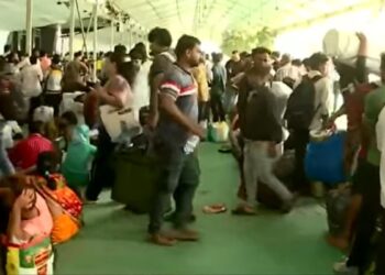 दिवाली-छठ और चुनाव… ट्रेनों में भरी खचाखच भीड़, दिल्ली और मुंबई के स्टेशनों पर यात्रियों का सैलाब