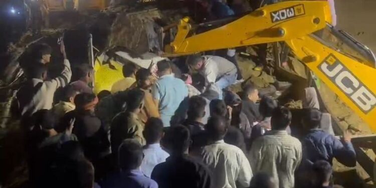 बड़ा हादसा: चलती बस पर गिर गया पहाड़ का मलबा, 15 की मौत; रेस्क्यू ऑपरेशन जारी