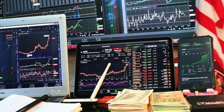 डोनाल्ड ट्रंप की चीन पर टैरिफ बढ़ाने की धमकी से अमेरिकी शेयर बाजार धड़ाम; S&P 500 में 2% की बड़ी गिरावट