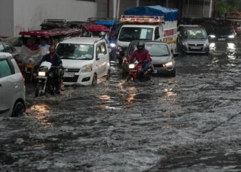 दिल्ली-NCR में झमाझम बारिश, देश के इन हिस्सों में भी बरस रहे बादल, जानिए अगले दो दिन के मौसम का हाल