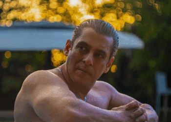 Salman Khan Viral Photo; Doha Da-Bangg Concert | Bollywood News | सलमान खान ने फ्लॉन्ट की फिटनेस: क्रू मेंबर के कंधे पर रखा पैर, ‘दबंग टूर’ की बैकस्टेज फोटो शेयर की