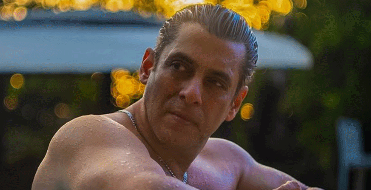 Salman Khan Viral Photo; Doha Da-Bangg Concert | Bollywood News | सलमान खान ने फ्लॉन्ट की फिटनेस: क्रू मेंबर के कंधे पर रखा पैर, ‘दबंग टूर’ की बैकस्टेज फोटो शेयर की