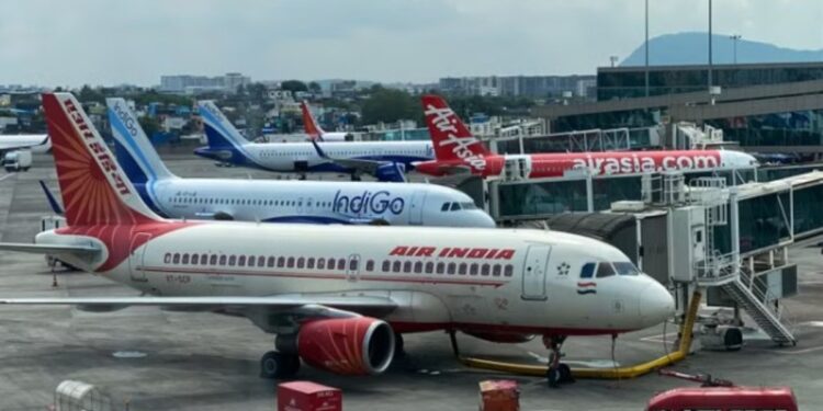 दिल्ली के बाद मुंबई एयरपोर्ट पर भी उड़ानें प्रभावित होने की खबर, MIAL ने कहा-मानवीय भूल, परिचालन सुचारू है