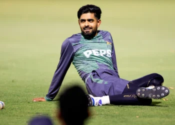 बल्ले से स्टंप पर वार पड़ा महंगा! बाबर आजम पर ICC का एक्शन, 10% मैच फीस कटी