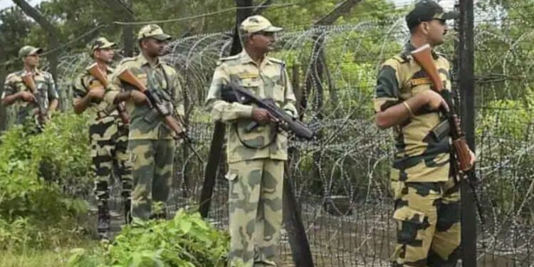 त्रिपुरा में पशु तस्करों के हमले में BSF के 5 जवान घायल, वाहन में भी तोड़फोड़ की गई