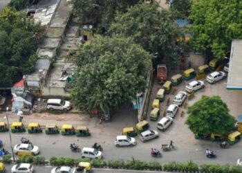 CNG भरवाने के लिए पंपों पर टूट पड़ी गाड़ियों की भारी भीड़, ओला-उबर ने बढ़ाया किराया- जानें वजह