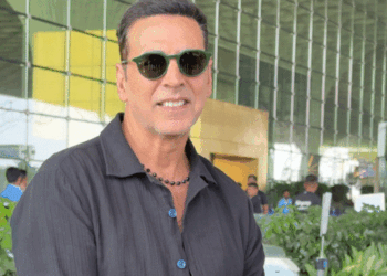 Akshay Kumar fun with the paparazzi | अक्षय कुमार ने पैपराजी के साथ की मस्ती: बोले- मेरा फोटोशूट करो, फोटो खिंचाने आए शख्स के एक्टर ने पकड़ लिए बाल