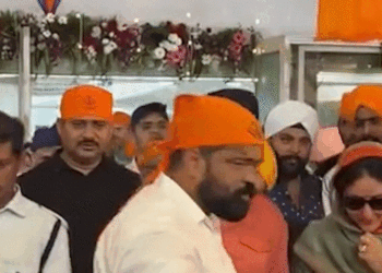 Kareena Kapoor visits Gurudwara on Guru Nanak Jayanti | गुरु नानक जयंती पर गुरुद्वारे पहुंचीं करीना कपूर: सादगी भरे अंदाज में आईं नजर; पति अंगद बेदी के साथ नेहा धूपिया ने भी टेका माथा
