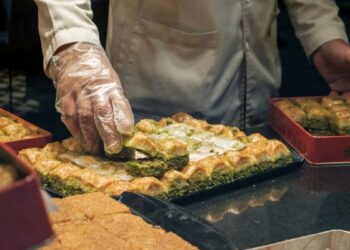 Consumer Rights: जब 1 लड्डू कम तौलने को लेकर दुकानदार पर लगा 22 हजार का जुर्माना, पढ़िए पैकिंग बॉक्स के वजन पर विवाद की कहानी