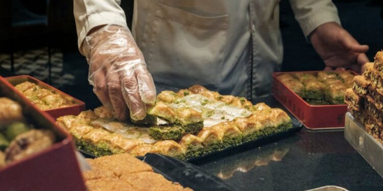 Consumer Rights: जब 1 लड्डू कम तौलने को लेकर दुकानदार पर लगा 22 हजार का जुर्माना, पढ़िए पैकिंग बॉक्स के वजन पर विवाद की कहानी