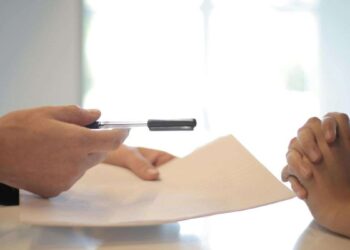 Consumer Rights: बीमा कंपनी की चालाकी पर चला आयोग का डंडा, उपभोक्ता को ऐसे दिलाए पूरे 14 लाख रुपये; जानें पूरा मामला