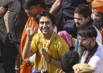 लाल किला धमाके के बाद बढ़ाई गई बाबा बागेश्वर की यात्रा की सुरक्षा, बम निरोधक दस्ता और जैमर वाहन भी शामिल