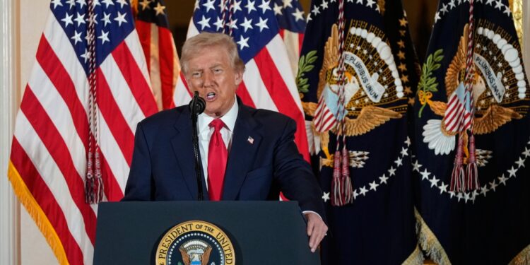 अमेरिका में महंगाई से हाहाकार! ट्रंप ने कई चीजों पर घटाए टैरिफ, अब सस्ते हो जाएंगे ये आइटम्स