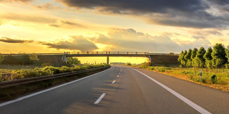 उत्तर प्रदेश को मिलेगी एक और एक्सप्रेसवे की सौगात, 1500 करोड़ की लागत से बनेगा 750 km लंबा नया हाईवे कॉरिडोर, 22 जिलों की बदलेगी किस्मत!