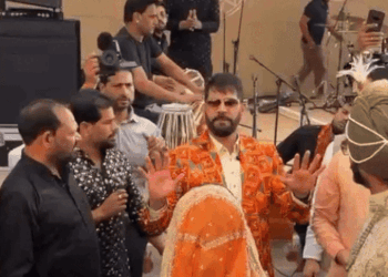 Punjabi Singer Jasbir Jassi Performs Without Mic After Police Stop Sound in Udaipur Wedding | राजस्थान पुलिस ने पंजाबी सिंगर का साउंड बंद कराया: शादी में परफॉर्म कर रहे थे; जस्सी ने बिना माइक गाकर दूल्हा-दुल्हन को नचाया – Ludhiana News