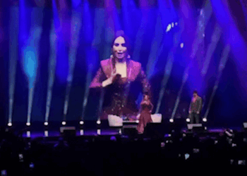 Madhuri Dixit’s Canada show surrounded by controversies AFTER she arrived late by 3 hours | विवादों से घिरा माधुरी दीक्षित का कनाडा शो: 3 घंटे फैंस को करना पड़ा इंतजार, साढ़े 7 के शो में 10 बजे मंच पर आईं, सपोर्ट में उतरे फैंस