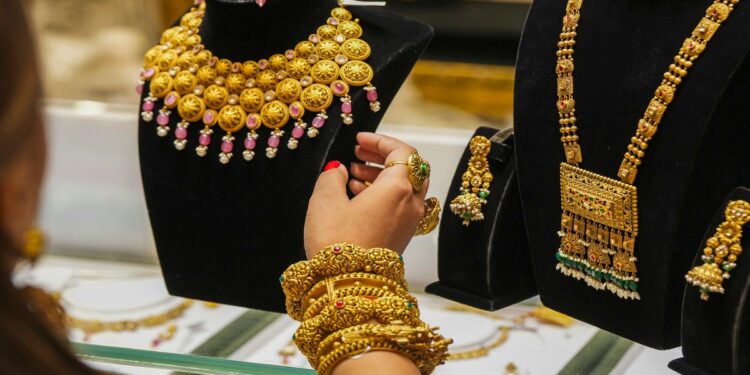 सोना हो गया और इतना सस्ता, प्रति 10 ग्राम का ये है भाव, जानें चांदी की कीमत कितनी?