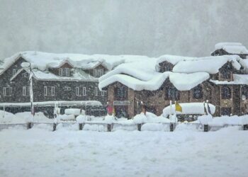 हिमाचल प्रदेश और जम्मू-कश्मीर में ताजा बर्फबारी, उत्तराखंड में तेज हवाओं के साथ बारिश की चेतावनी