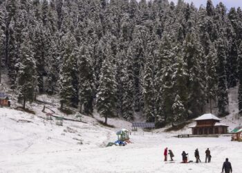 आज का मौसमः उत्तर भारत में बढ़ने वाली है ठंड! 3-5°C तक गिरेगा पारा, इन राज्यों में आंधी के साथ बारिश-बर्फबारी की चेतावनी