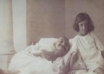 इंदिरा गांधी ने अपनी सबसे प्यारी गुड़िया को क्यों लगा दी थी आग? जानें दिलचस्प किस्सा