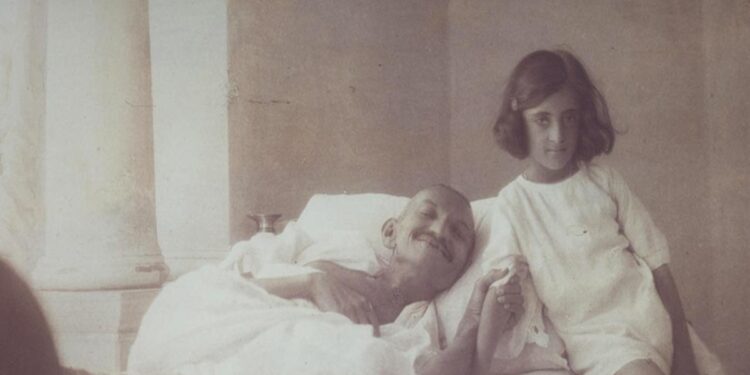 इंदिरा गांधी ने अपनी सबसे प्यारी गुड़िया को क्यों लगा दी थी आग? जानें दिलचस्प किस्सा