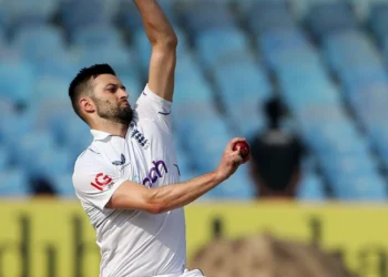 एशेज में इंग्लैंड को लगा बड़ा झटका! मार्क वुड ब्रिस्बेन टेस्ट से बाहर, घुटने की चोट ने बढ़ाई चिंता