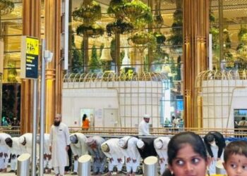 VIDEO: बेंगलुरु इंटरनेशनल एयरपोर्ट पर सार्वजनिक रूप से नमाज पढ़ने पर विवाद, BJP ने CM सिद्धारमैया पर साधा निशाना