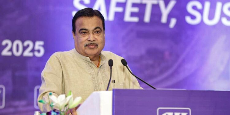 दिल्ली-मुंबई एक्सप्रेसवे पर नितिन गडकरी ने दिया लेटेस्ट अपडेट, आपको है इंतजार तो यहां जान लें पूरी बात