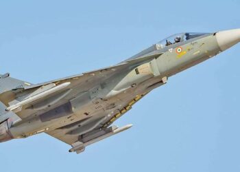 ‘तेजस’ फाइटर जेट कौन बनाता है? जानें इस हल्के लड़ाकू विमान से जुड़ी ये जरूरी बातें