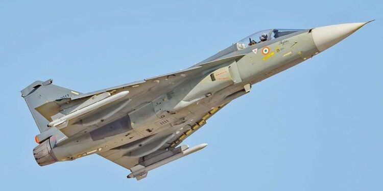 ‘तेजस’ फाइटर जेट कौन बनाता है? जानें इस हल्के लड़ाकू विमान से जुड़ी ये जरूरी बातें