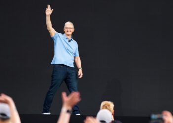 कौन होगा Apple का अगला ‘Tim Cook’? iPhone बनाने वाली कंपनी ने नए CEO की तलाश शुरू की
